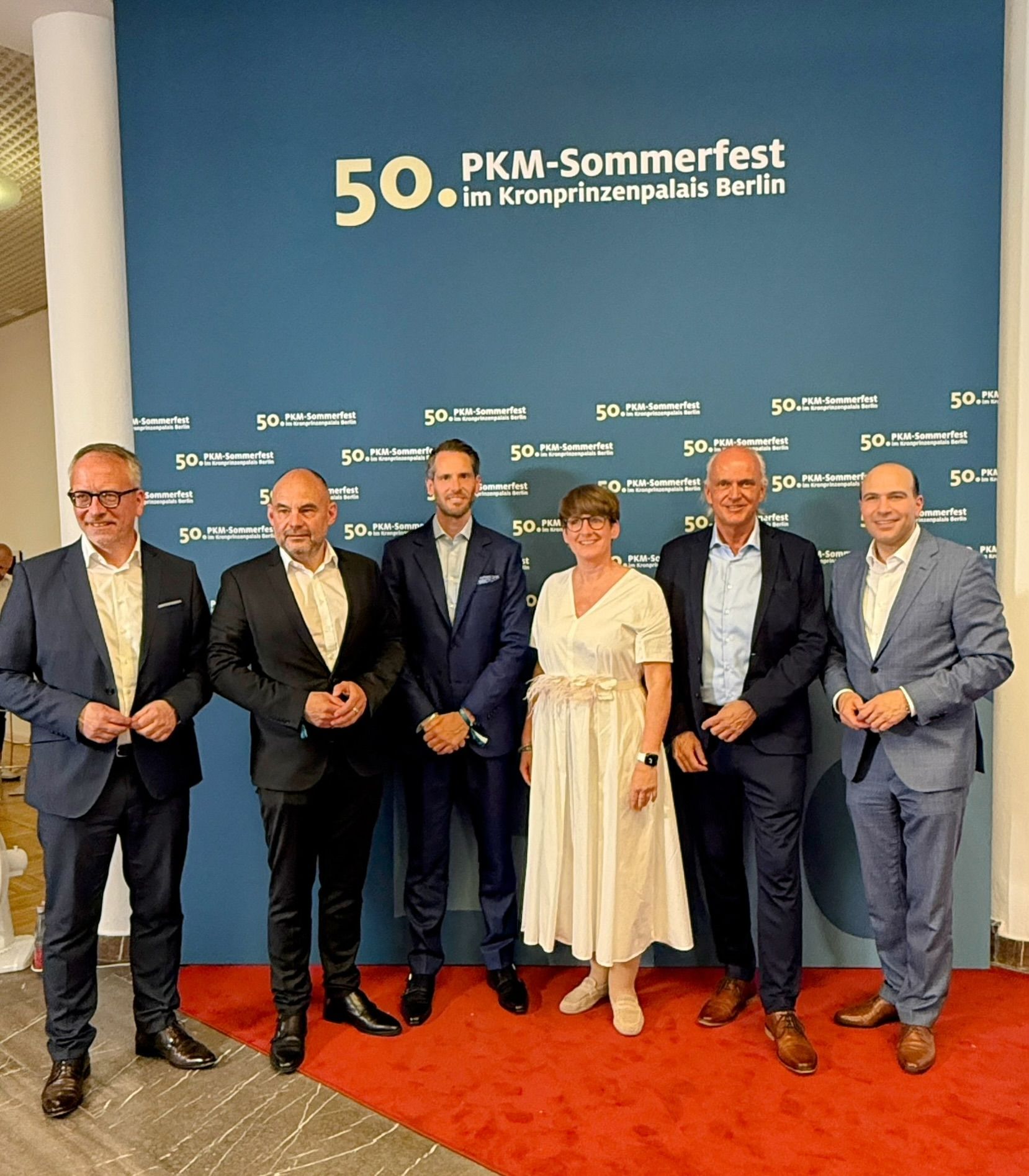 Gruppe von sechs Personen bei der 50. PKM-Sommerfest-Veranstaltung in Berlin.