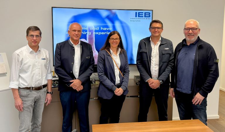 MIT Hochsauerlandkreis setzt neues Format „MIT vor Ort – Unternehmerfrühstück“ bei IEB in Brilon fort